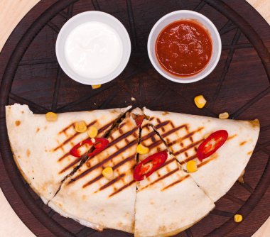Mexican quesadilla, ev yapımı quesadilla tavuk ve el yapımı salsa artı yoğurt ve ekşi krema ile