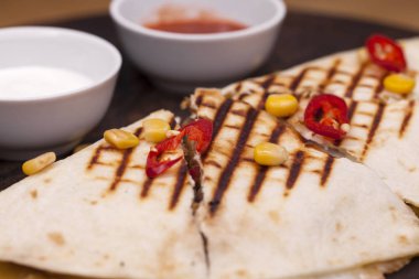 Mexican quesadilla, ev yapımı quesadilla tavuk ve el yapımı salsa artı yoğurt ve ekşi krema ile