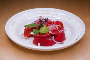 Tabak hafif yaz salatası, domates ve soğan