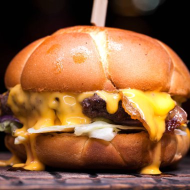 Futbol taraftarları için erimiş peynirli burger. Eritilmiş peynir ile büyük çizburger 