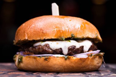 Büyük hamburger beefon kadar ahşap bir tabloyu kapatın