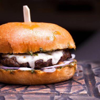 Büyük hamburger beefon kadar ahşap bir tabloyu kapatın