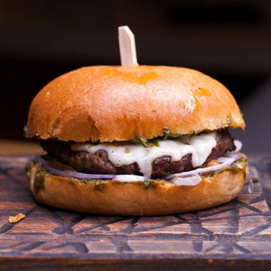 Büyük hamburger beefon kadar ahşap bir tabloyu kapatın