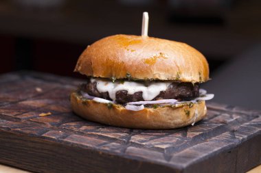 Büyük hamburger beefon kadar ahşap bir tabloyu kapatın