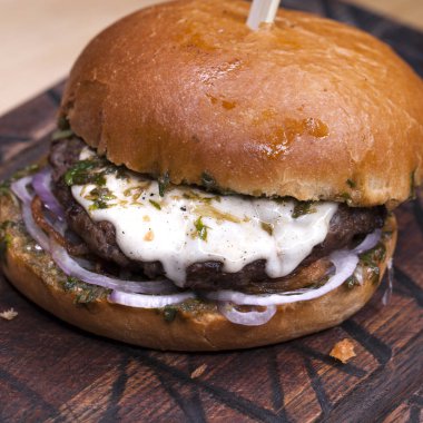 Büyük hamburger beefon kadar ahşap bir tabloyu kapatın