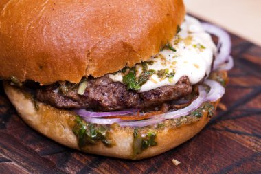 Büyük hamburger beefon kadar ahşap bir tabloyu kapatın