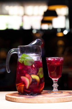 Portakal, elma, çilek ve buz cam ve sürahi ile ev yapımı kırmızı şarap sangria