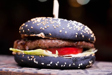 Gurme Siyah burger baharatlı sos ile