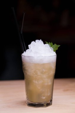 Cam ahşap tablo yaz aylarında serin limonata