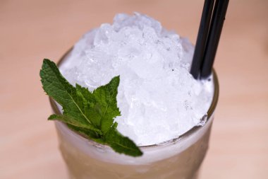 Cam ahşap tablo yaz aylarında serin limonata