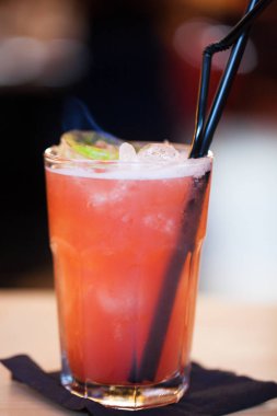 Bir kokteyl Pelin ile yazma