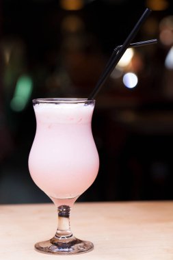 Taze çilek süt eski bir tablo üzerinde yapılmış. 