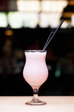 Taze çilek süt eski bir tablo üzerinde yapılmış. 