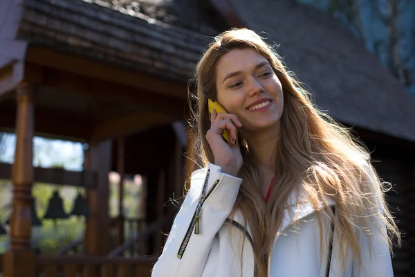 Mooie Jonge Blonde Vrouw Bellen Telefoon Spring Buitenshuis — Stockfoto