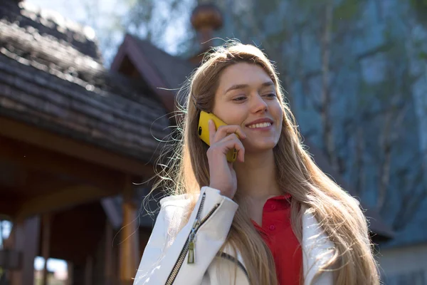 Mooie Jonge Blonde Vrouw Bellen Telefoon Spring Buitenshuis — Stockfoto