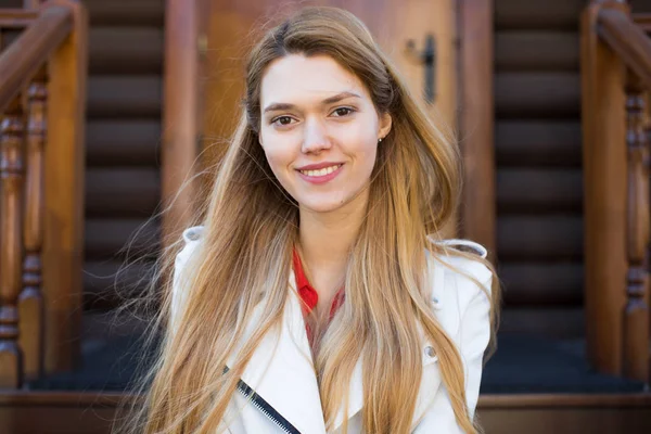 Retrato Close Jovem Bela Mulher Loira Feliz Jaqueta Branca Primavera — Fotografia de Stock