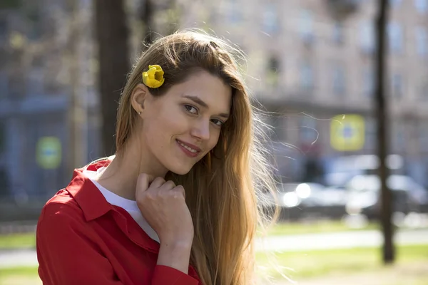 Menina Loira Bonita Blusa Vermelha Moda Rua Olhar Retrato Mulher — Fotografia de Stock