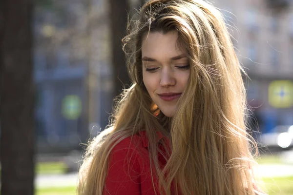 Hermosa Joven Rubia Blusa Roja Mira Moda Callejera Retrato Mujer — Foto de Stock