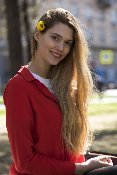 Красивая Молодая Блондинка Красной Блузке Уличная Мода Довольно Романтичный Женский — стоковое фото