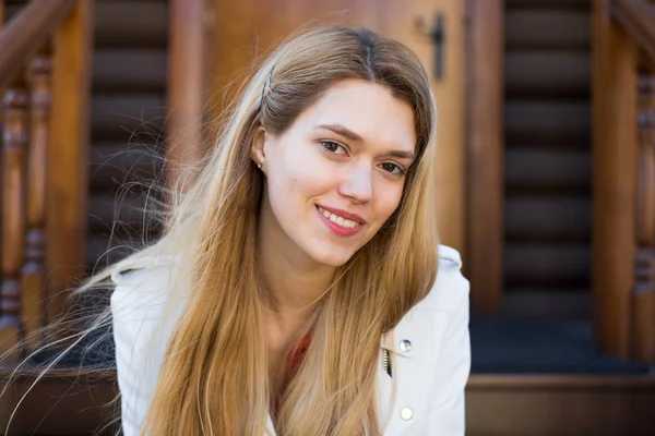 Retrato Close Jovem Bela Mulher Loira Feliz Jaqueta Branca Primavera — Fotografia de Stock