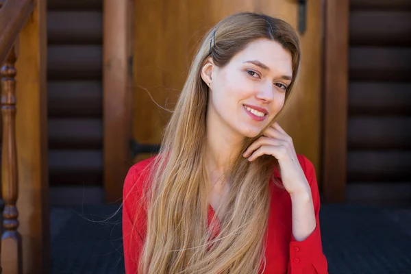 Hermosa Joven Rubia Blusa Roja Mira Moda Callejera Retrato Mujer — Foto de Stock