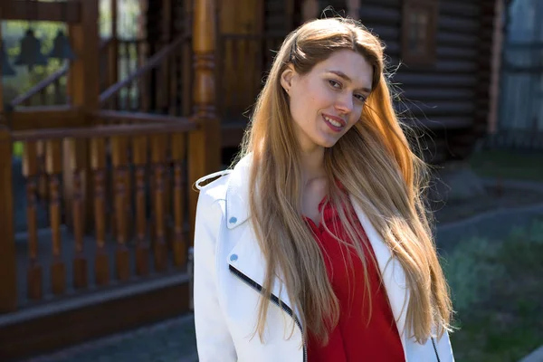 Vacker Ung Blond Flicka Röd Blus Street Mode Utseende Ganska — Stockfoto