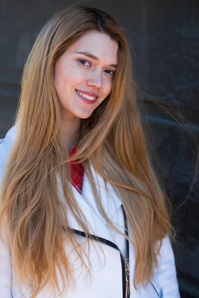 Портрет Крупным Планом Молодой Красивой Счастливой Блондинки Белой Куртке Весна — стоковое фото