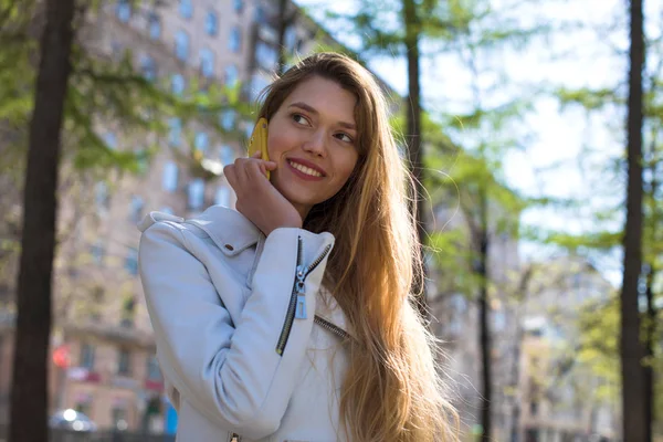 Vacker Ung Blond Kvinna Ringer Telefon Våren Utomhus — Stockfoto
