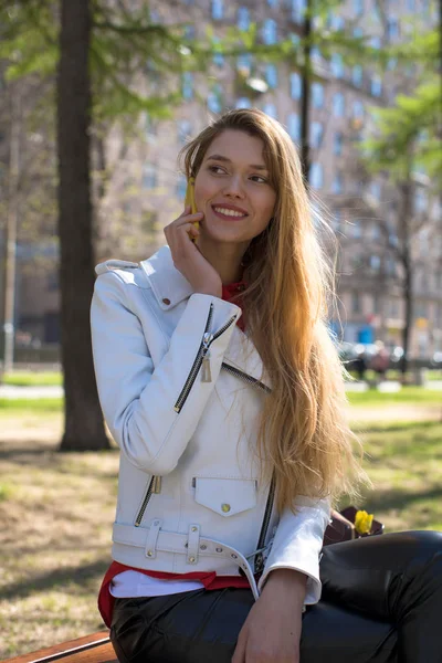 Красивая Молодая Блондинка Звонит Телефону Весна Открытом Воздухе — стоковое фото