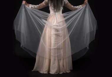 Arkadan görünüm. Gelinlik bir güzel bruenette kadın tam uzunlukta