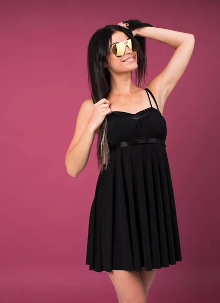 Mujer Morena Joven Feliz Vestido Negro Con Gafas Sol Sobre —  Fotos de Stock
