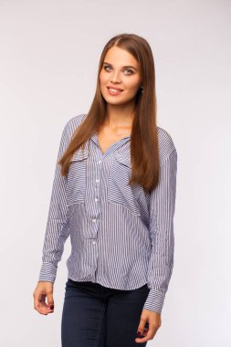 İş portre. Beyaz arka plan üzerinde izole gömlekli sarışın bir genç kadın portresi kapatın