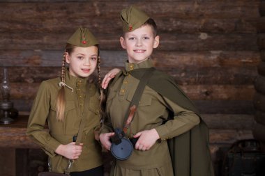 Büyük Vatanseverlik Savaşı askeri üniformalı iki çocuk. II. Dünya Savaşı