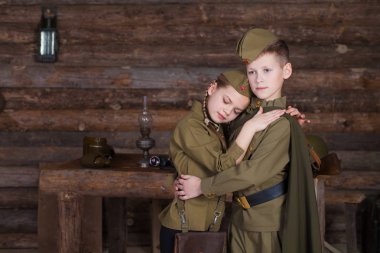 Büyük Vatanseverlik Savaşı askeri üniformalı iki çocuk. II. Dünya Savaşı
