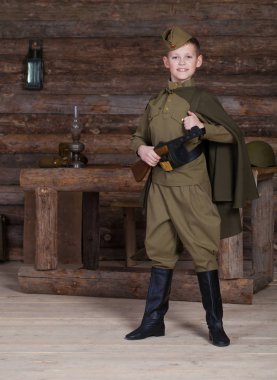 Rus çocuk bir sığınağın çubuklarından arka plan üzerinde bir dürbün ile eski Sovyet askeri üniforması giyen