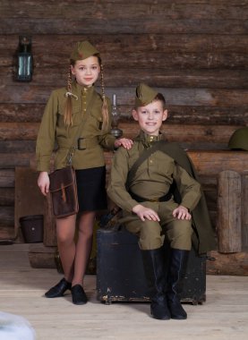 Büyük Vatanseverlik Savaşı askeri üniformalı iki çocuk. II. Dünya Savaşı