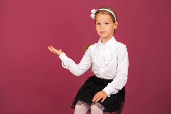 Linda Menina Loira Isolada Fundo Ameixa — Fotografia de Stock