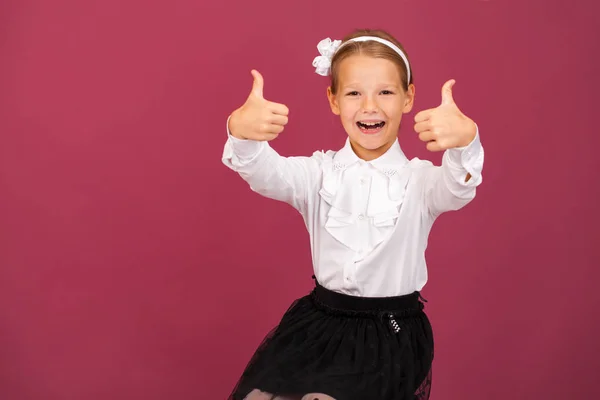 記号が良好です 赤の背景に分離された美しい金髪の少女 — ストック写真