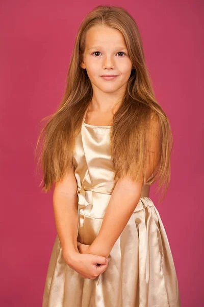 Schöne Blonde Kleine Mädchen Isoliert Auf Pflaume Hintergrund — Stockfoto