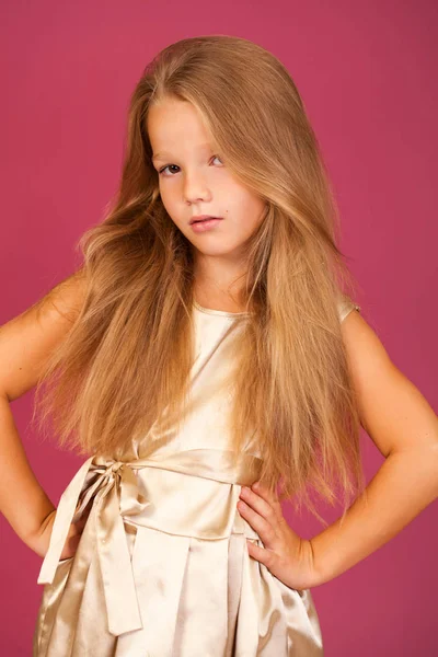 Schöne Blonde Kleine Mädchen Isoliert Auf Pflaume Hintergrund — Stockfoto