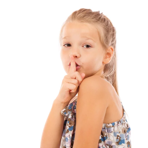 年轻漂亮的金发小女孩已经把食指放在嘴唇上作为沉默 孤立的白色背景上的标志 — 图库照片