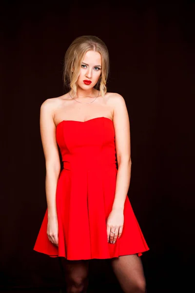 매력적인 금발의 빨간색 우아함 드레스 어두운 배경에 고립의 초상화 — 스톡 사진