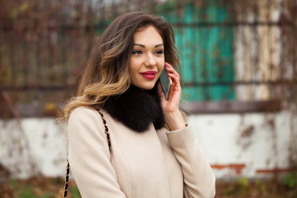 Portrait Happy Young Brunette Woman Beige Coat Talking Phone Outdoors — Stock Photo, Image