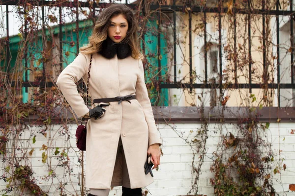 Portrait Une Jeune Belle Femme Manteau Beige — Photo