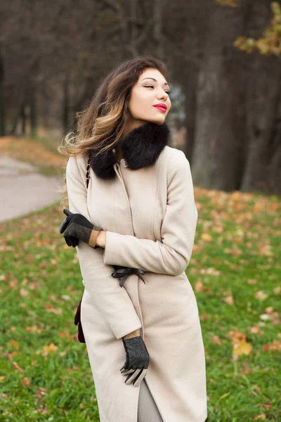 Portret Van Een Jonge Mooie Vrouw Beige Jas Met Een — Stockfoto