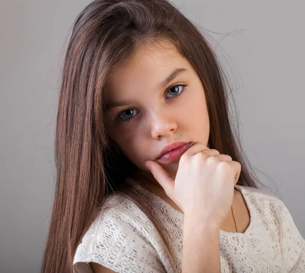 Retrato Uma Menina Morena Encantadora Isolada Fundo Cinza — Fotografia de Stock