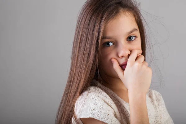 Portret Van Een Charmante Brunette Klein Meisje Geïsoleerd Grijze Achtergrond — Stockfoto