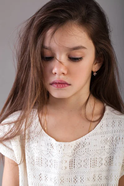 Портрет Чарівної Брюнетки Маленька Дівчинка Ізольована Сірому Фоні — стокове фото