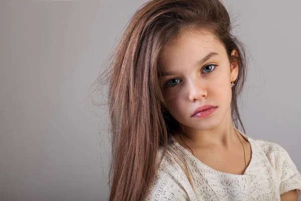 Porträt Eines Charmanten Brünetten Kleinen Mädchens Isoliert Auf Grauem Hintergrund — Stockfoto
