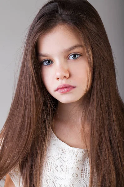 Retrato Una Encantadora Niña Morena Aislada Sobre Fondo Gris — Foto de Stock